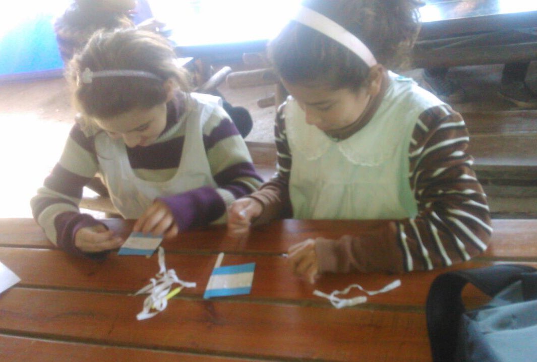 ManosenAccion's tweet photo. En #ManosEducando ya estuvimos poniendo #manosenaccion ,preparándonos para honrar nuestra 🇦🇷. 🙌 https://t.co/8iV6ngNbR3