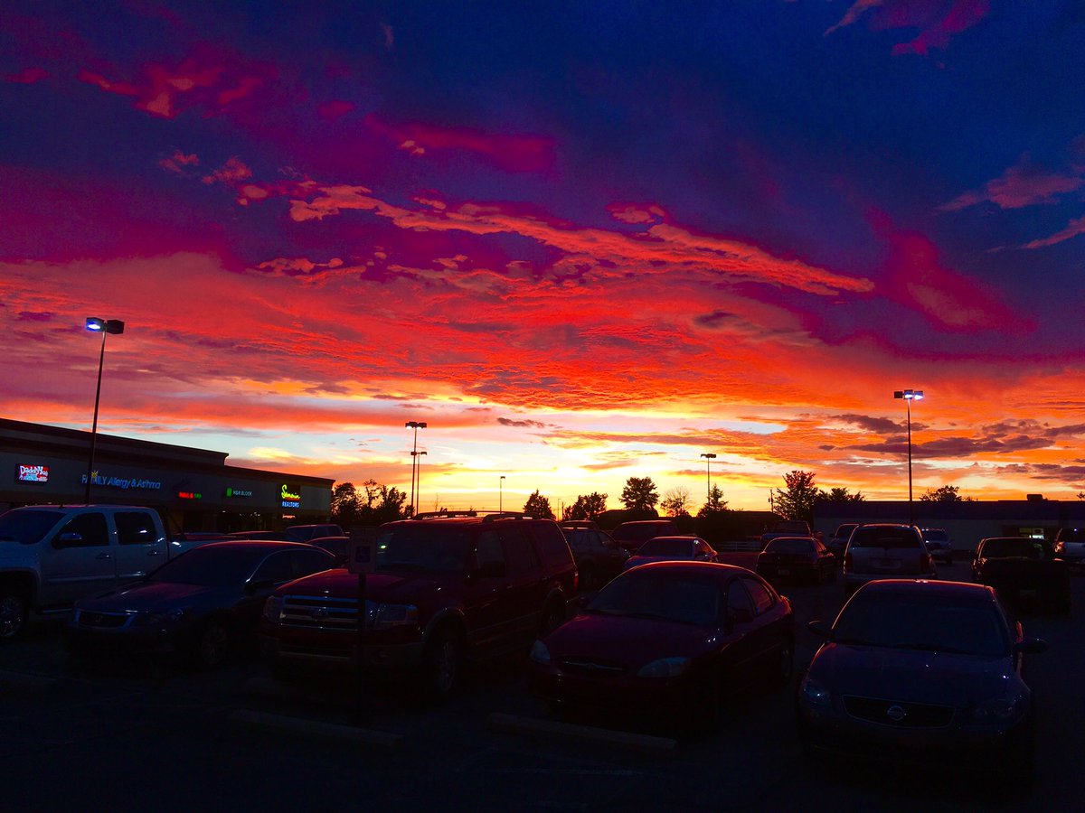 traineyjr's tweet photo. Sunset tonight. #oldhamky #lagrangeky https://t.co/oJLroaquSE