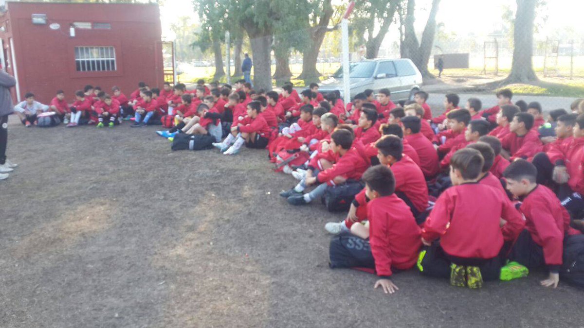SemilleroPincha's tweet photo. Compartimos la felicidad de los chicos de las Infantiles de #EDLP vistiendo los buzos entregados. ¡Vamos leoncitos! https://t.co/9OrQnmHJAC