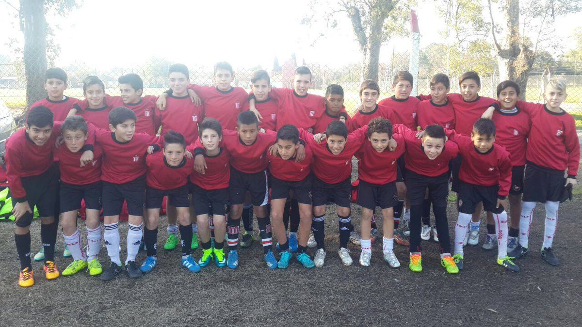 SemilleroPincha's tweet photo. Compartimos la felicidad de los chicos de las Infantiles de #EDLP vistiendo los buzos entregados. ¡Vamos leoncitos! https://t.co/9OrQnmHJAC