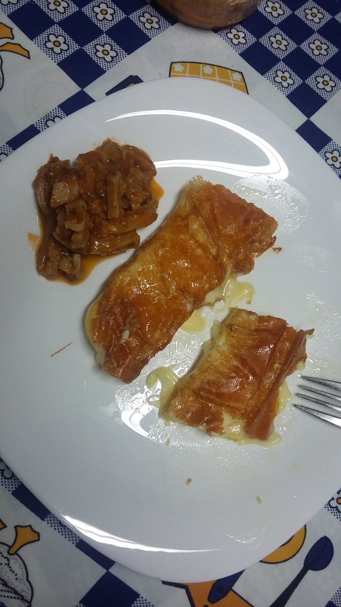 NadiaaTamara's tweet photo. Polenta com queijo bem delícia 😍😍 
#UmCuidandoDoOutro https://t.co/U8wLplWC6I