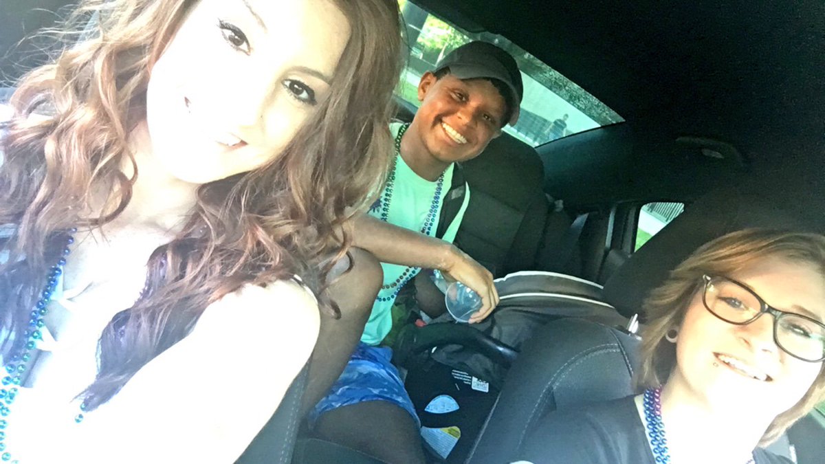 __g_h_o_s_t____'s tweet photo. @Bethany_lauren0 @AyeShavico #fam #DCPride2016 #CapitalPride https://t.co/R3uKTOnXM0