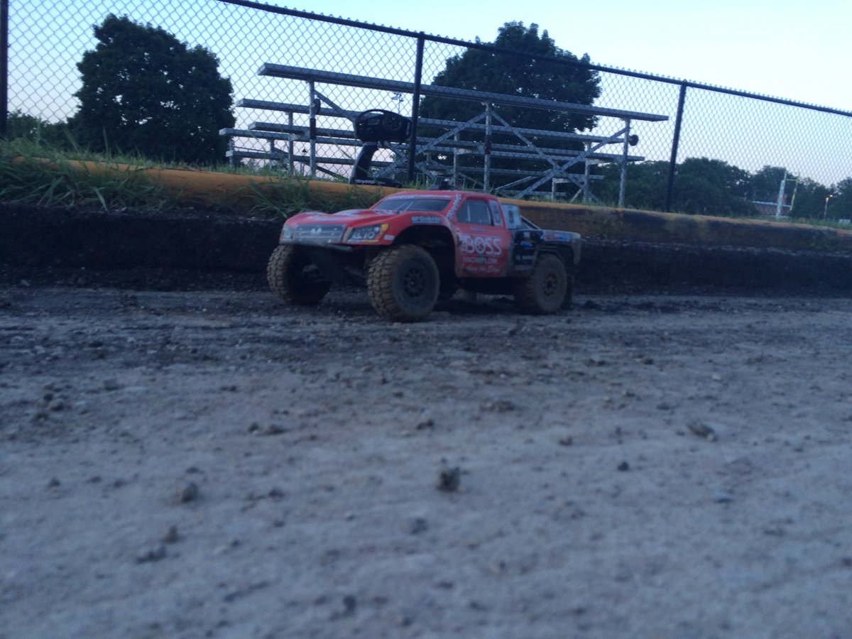 simon6116's tweet photo. @Traxxas I think I had too much fun today with my slash Vxl.  #traxxas https://t.co/1XdFtZ7tdJ