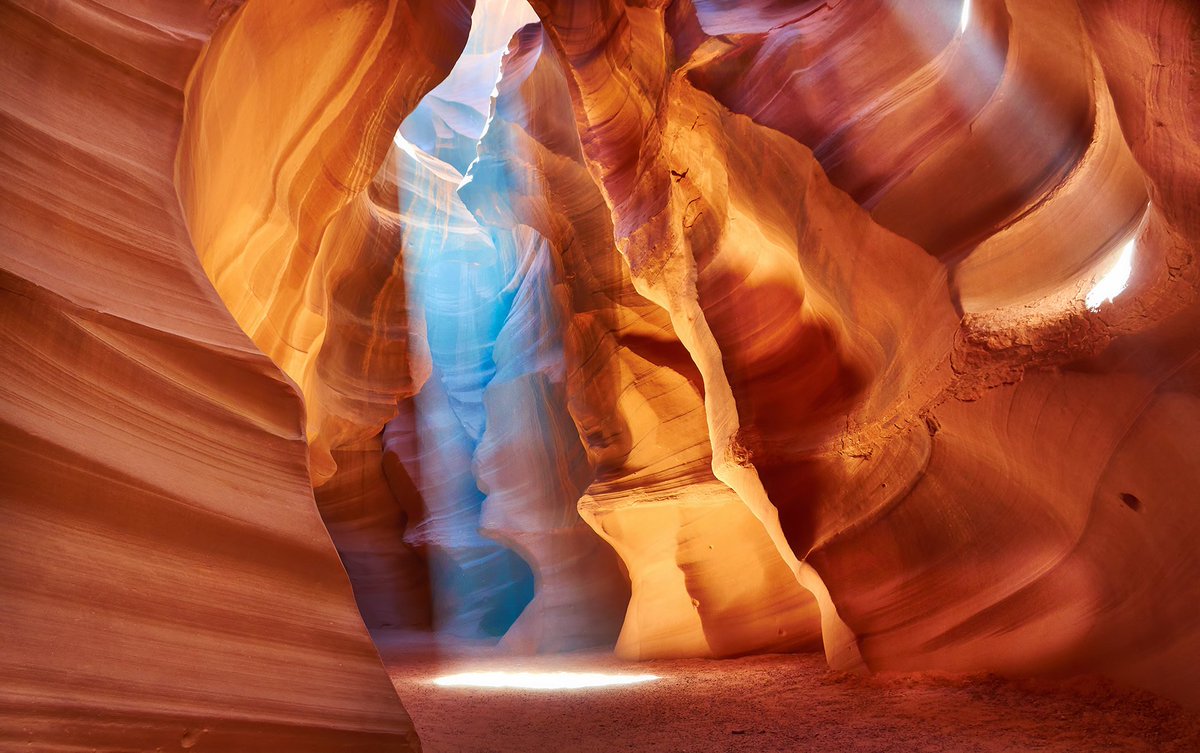 Inspirationf's tweet photo. An opening in Antelope Canyon, Arizona where the Sun forms a Natural Spotlight https://t.co/lYicOSyFsa