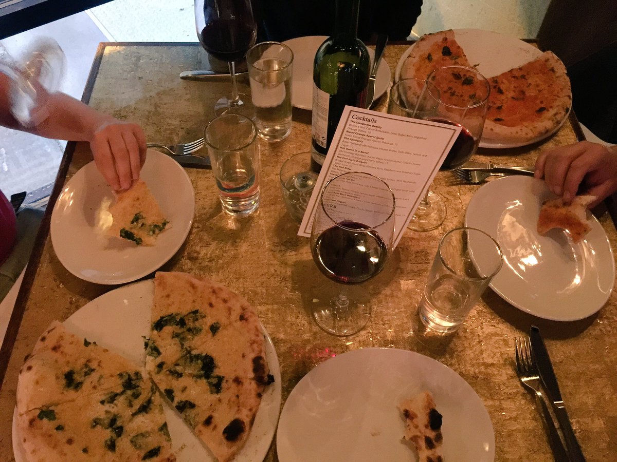 Half price pizza at <a href="/FortunatoROA/">Fortunato</a>! #rke <a href="/EAT_RKE/">EATRKE</a> 🍷🍕🍷🍕🍷🍕 #myroanoke