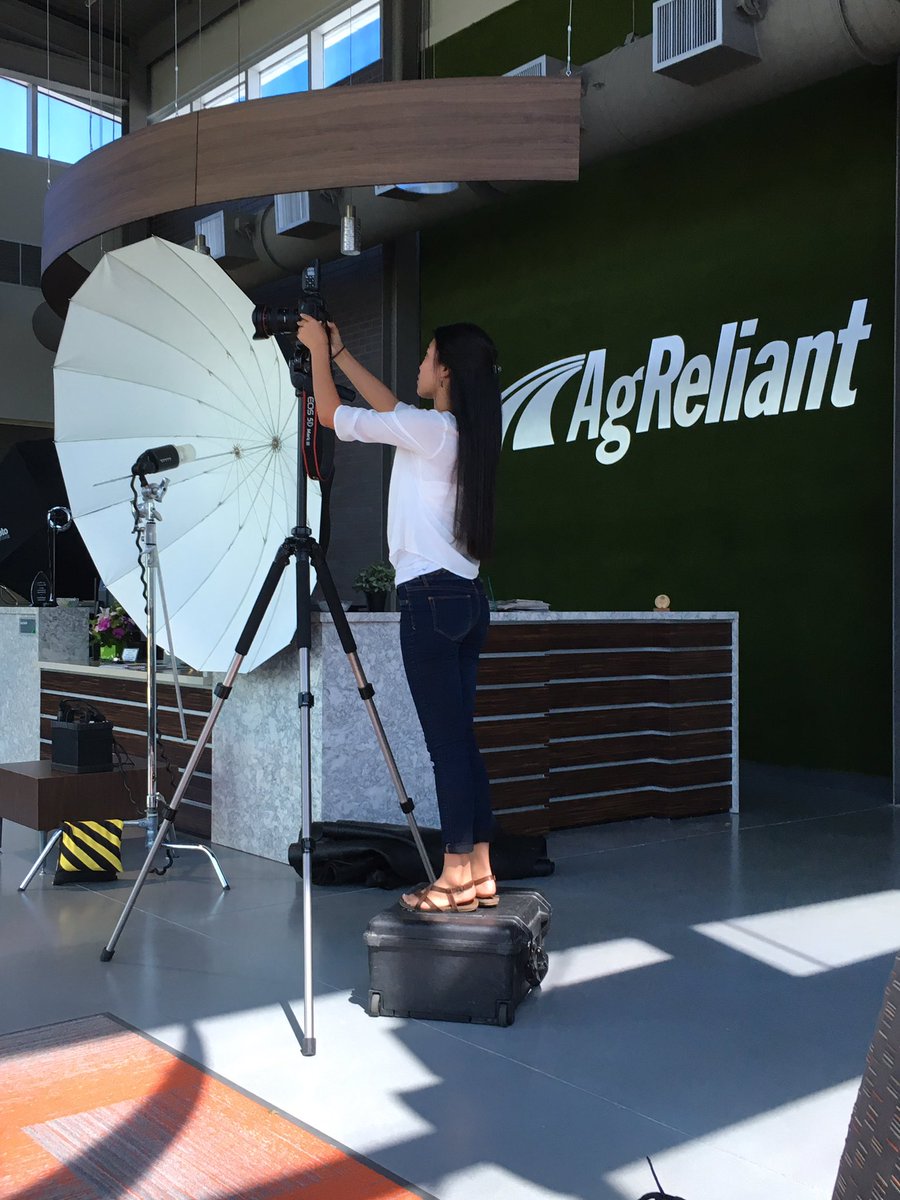 MolJett's tweet photo. End result: Tip toes, great lighting &amp; frame #indy #day2 #shoot3 #behindthescenes https://t.co/J8m2tv2GLP