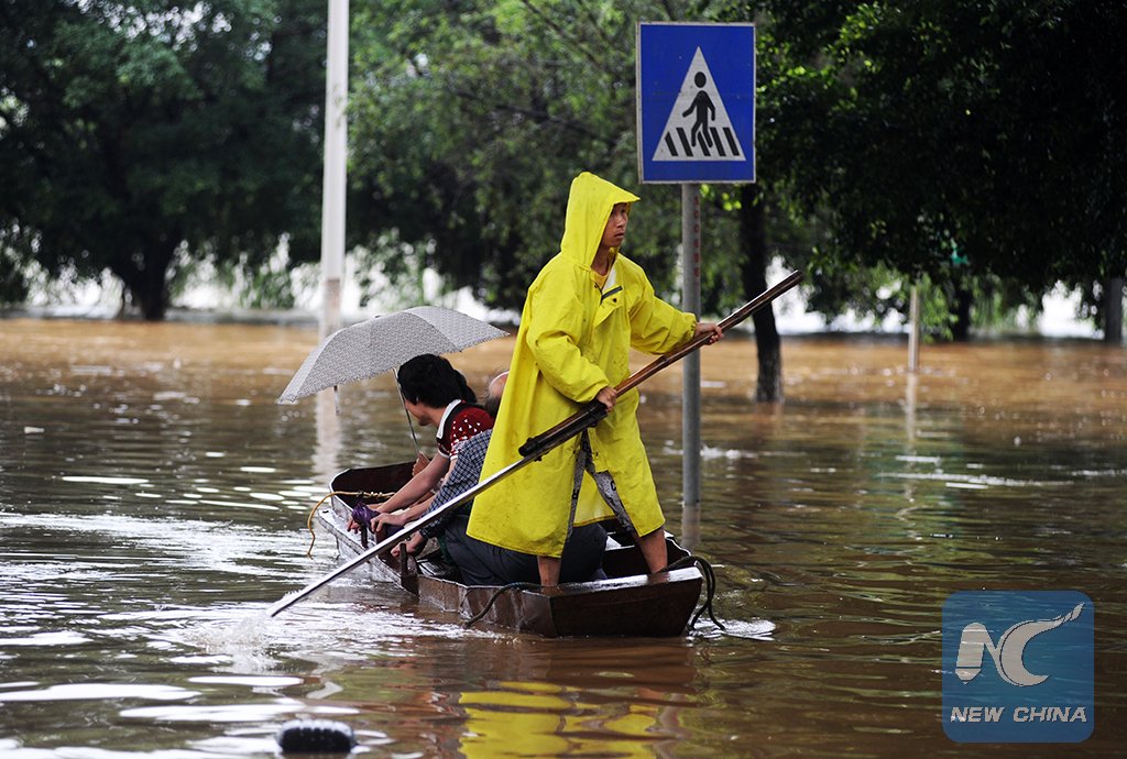 Наводнение спасение живот. Как спастись от наводнения. Как вести себя при наводнении. Самоэвакуация при наводнении. Спасение от наводнения.