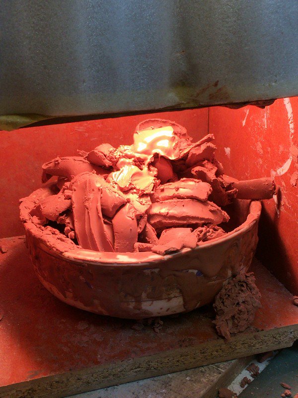 Y Nakajima 去年行ってたスタジオで使われていたnsp粘土温め器 木の箱に白熱灯付けただけのものだがこれで十分柔らかくなってた T Co Kpjvt8fkvi Twitter