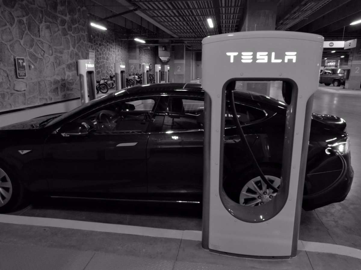 RicardoBlanco's tweet photo. En el S. XXI existen los bebederos de kWh, dejando atrás a los caballos y a los caballos de fuerza #FullTorque #EV https://t.co/Zmmw0lPqf7