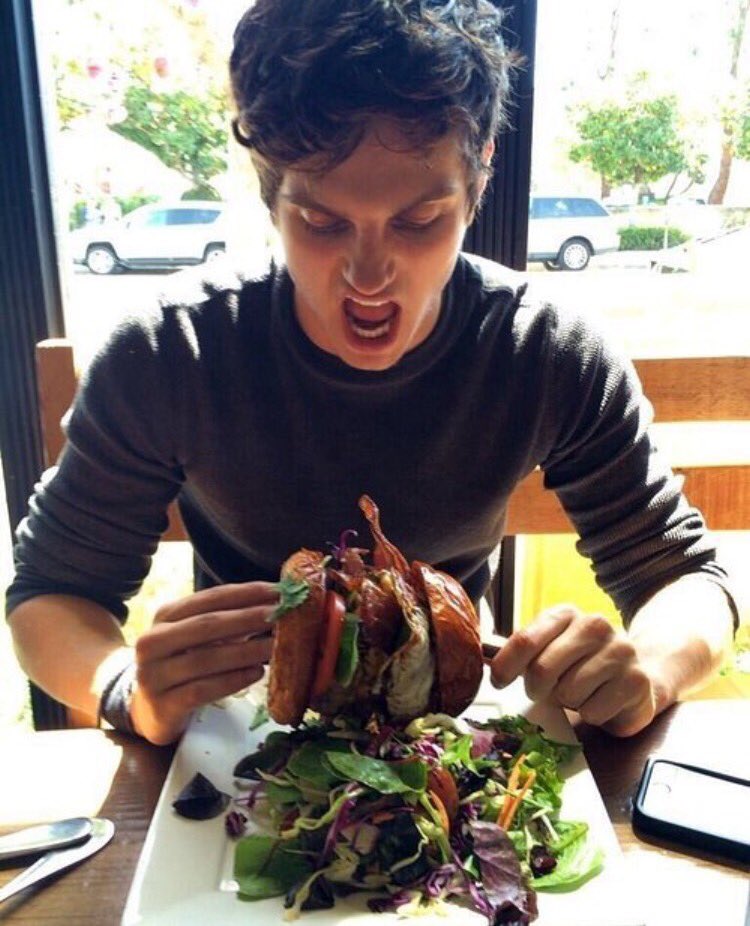 sharmanposts's tweet photo. the best two things ever: daniel sharman and food https://t.co/WwKWuaRMGb