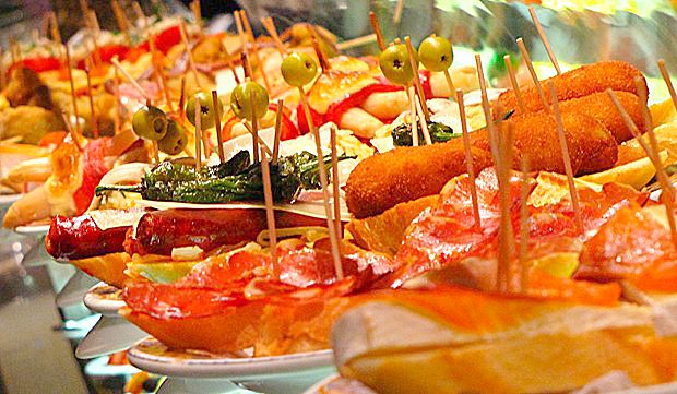 GuiaDelOcioOf's tweet photo. ¡Feliz #DiaMundialDeLaTapa! Celébralo tomando las mejores tapas en #LaLatina https://t.co/Trve2NtovE por @icrespor https://t.co/hfQuPm7S7Z