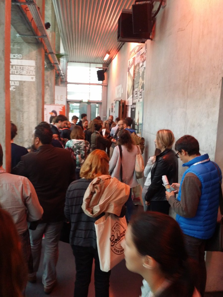 Ça patiente à l'entrée de la salle pour la conf de <a href="/kwasi/">emmanuel_chila</a> &amp; <a href="/RomainSaillet/">RS</a> au #Web2day w/ <a href="/NabilaMoumen/">Nabila Moumen</a> #modegroupie