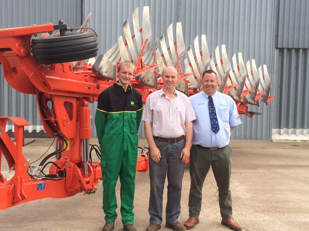 CharlesLeadbet1's tweet photo. Photo shoot with#arablefarmer, @BenBurgessAg @richard7310r https://t.co/0jGjTHuup8