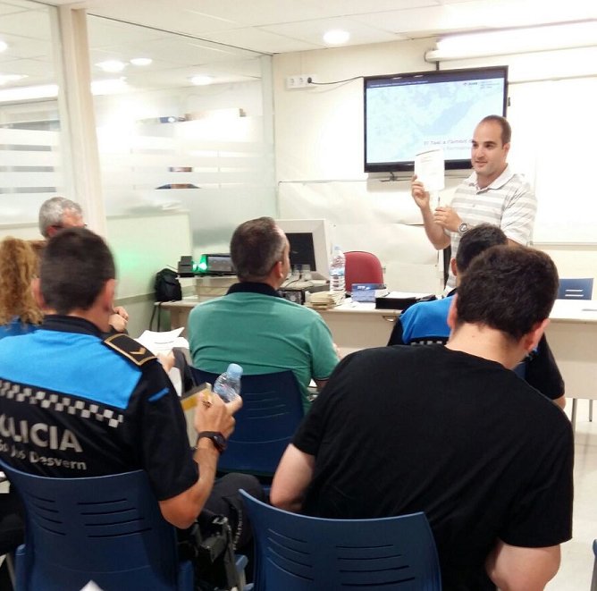 AMBtaxi's tweet photo. Continuen els cursos de formació sobre el taxi dirigits a policies locals. Ahir, Sant Just Desvern i el proper Gavà. https://t.co/dA7QFlSL2C