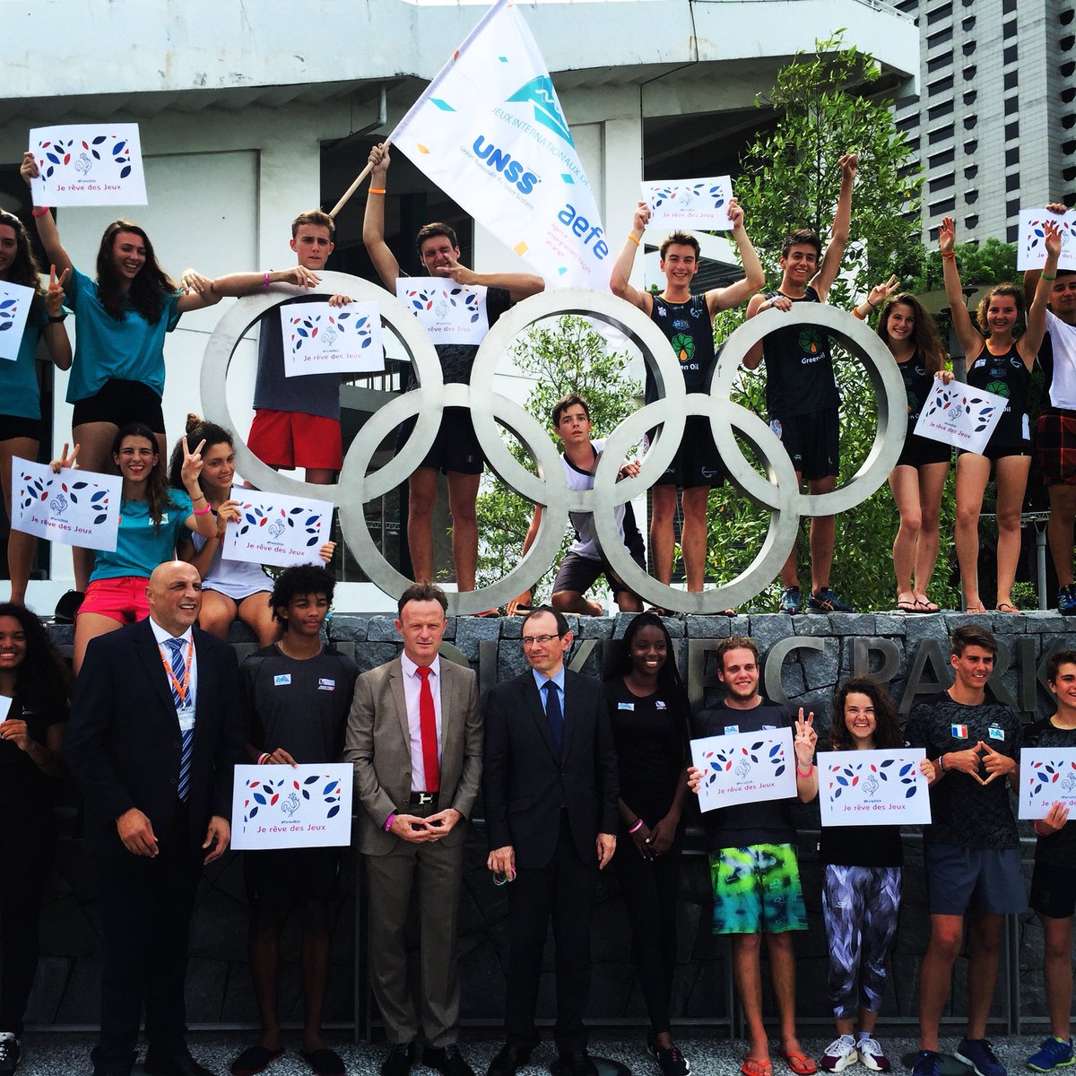 chrisluczak's tweet photo. Benjamin Dubertret,C. Bouchard @lpetrynka :"les Jeux Internationaux de la Jeunesse #JIJ2016 soutiennent #Paris2024 " https://t.co/3mqdSvKfrS