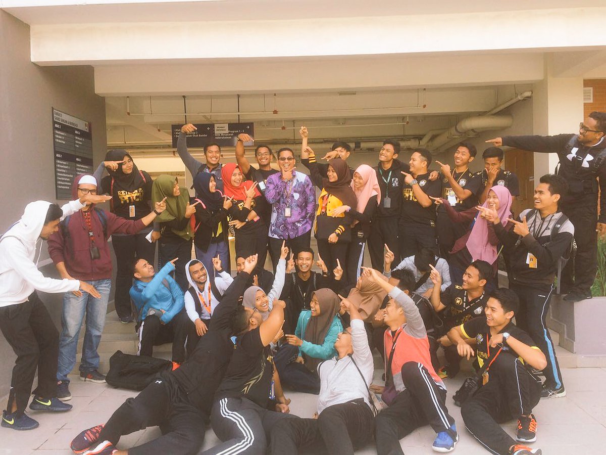 syafiqhaqimie's tweet photo. Thank you so much my superb lecturer Sir @Zoolqarnain. 3 semester with u & we'll never forget u😘 #FoSRec #SRVibrant https://t.co/ErgDDEigoZ