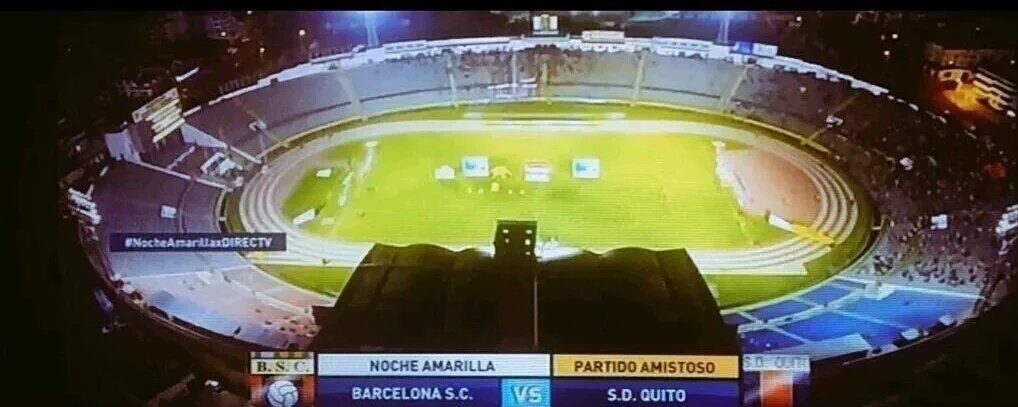 ecuadorfutbol's tweet photo. Baja asistencia y victoria del invitado, mal negocio para el ídolo fue la #NocheAmarillaQuito
2 #DQU - #BSC 1 https://t.co/jiVYqy0HRy