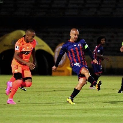 ecuadorfutbol's tweet photo. Baja asistencia y victoria del invitado, mal negocio para el ídolo fue la #NocheAmarillaQuito
2 #DQU - #BSC 1 https://t.co/jiVYqy0HRy