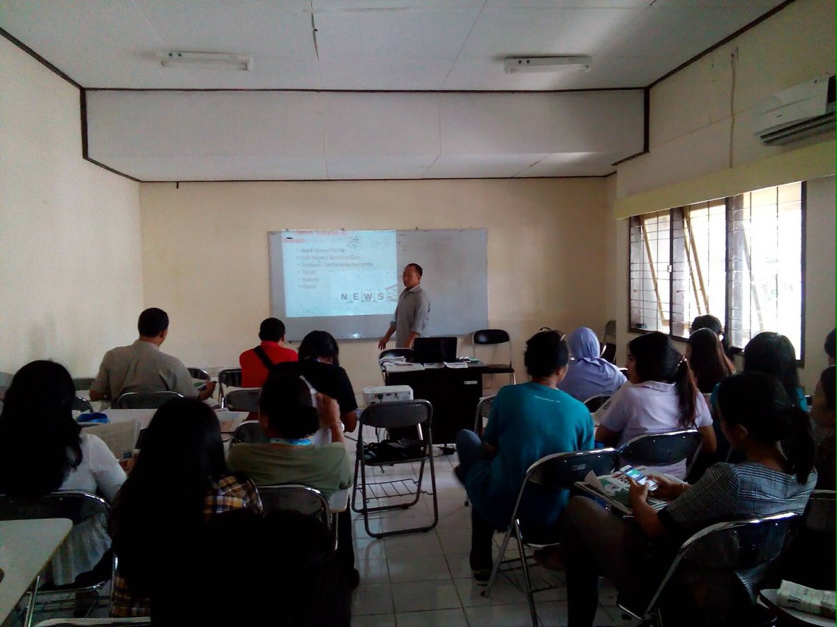 Sharing seasson writing feature oleh Mas Ilham Khoriri Wakil Kepala Desk Kompas Muda #belajarbarengkompastv