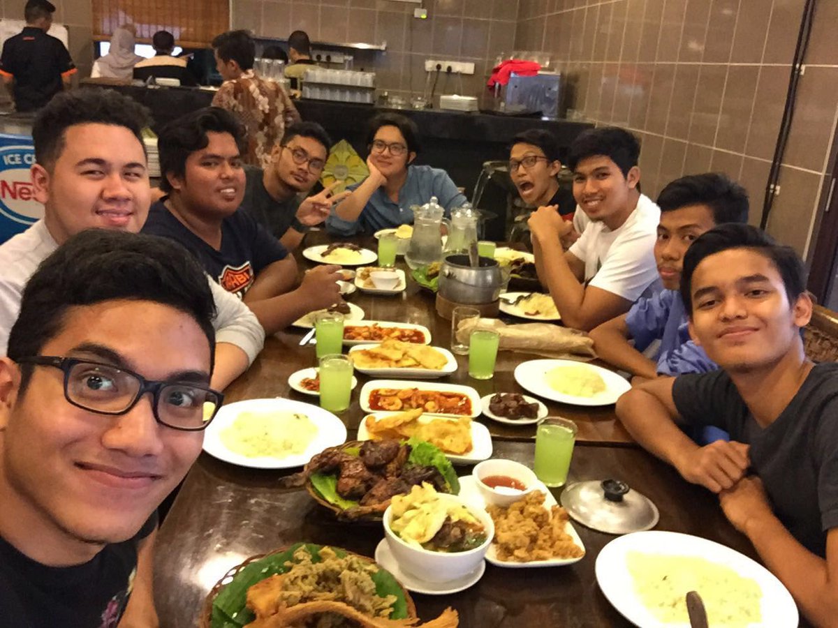 syafiqashrafff's tweet photo. ifthor with these kerek2 gais 😝😝😝 #ceritasemalam #kenyangdowhhh #cibiuk https://t.co/cYl59FVnoT