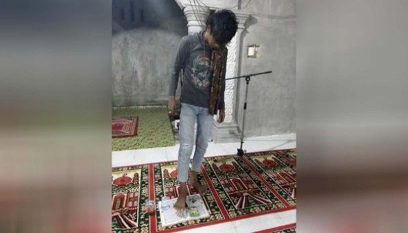 InfoTimlo's tweet photo. [Nasional] Pemuda Alay Berpose Injak Alquran, Diunggah ke Facebook https://t.co/wjP6fbRYwM https://t.co/l4cru7rQnX