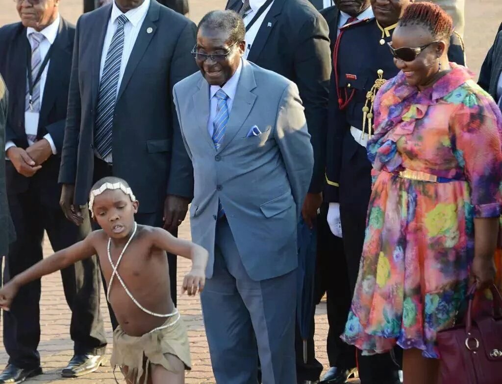 NairobiCynic's tweet photo. Mugabe looking at @WMutunga in amusement at why he is resigning prematurely at such a tender age #AdiosCJMutunga https://t.co/t6ndxZu3Ka