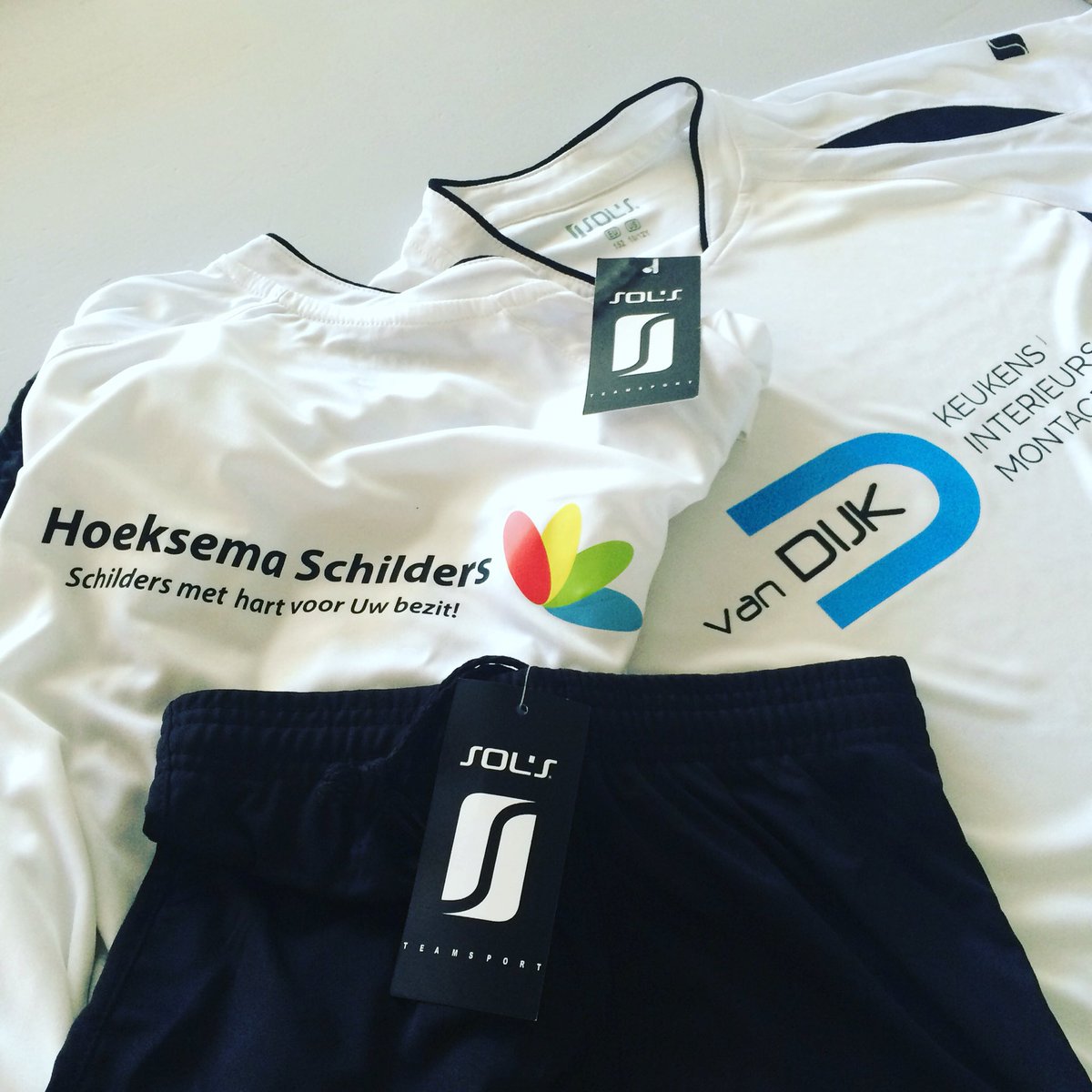 TamaravanDijk85's tweet photo. Ook de junioren zijn er klaar voor! @SBBEDUM team @vanDijkkeukens #hoeksemaschilders #supporters #multipromo bedankt https://t.co/rpoHm3lfHj