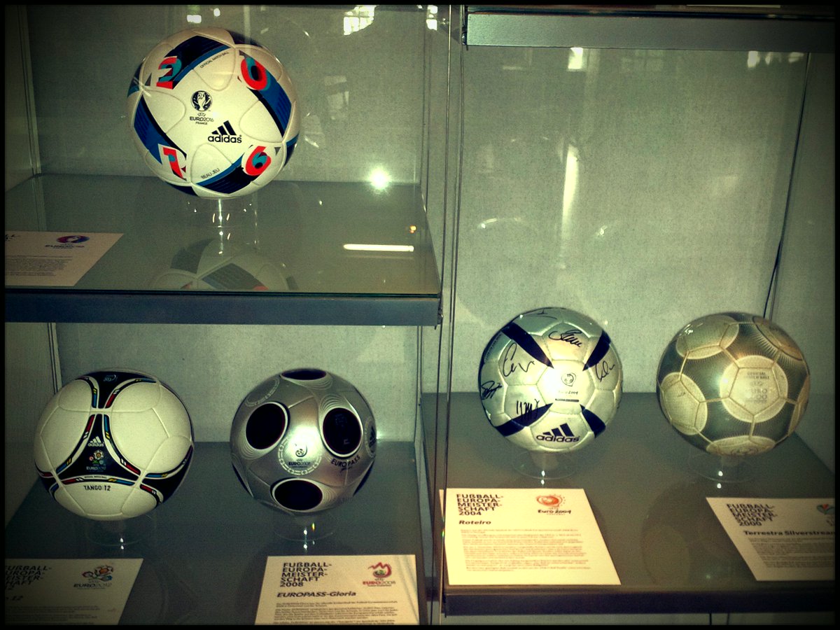 SportMuseum_Deu's tweet photo. Bälle, Bälle, Bälle #uefa2016 #uefa2012 #uefa2008 #uefa2004 #uefa2000 im Foyer des DSOM zu bestaunen @uefaeuro https://t.co/l5soRwAzYD