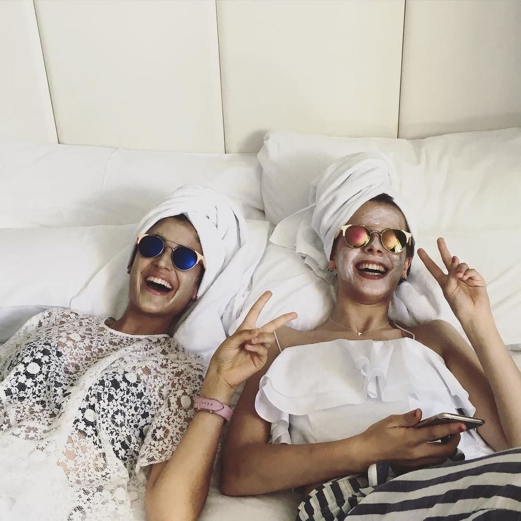 MaisonPenedes's tweet photo. #iwokeuplikethis 😂 trabajando en un proyecto de vídeo con estas dos loquitas @helenfombe @… https://t.co/Fpdg7yu2x8 https://t.co/4siIJ2h1f1