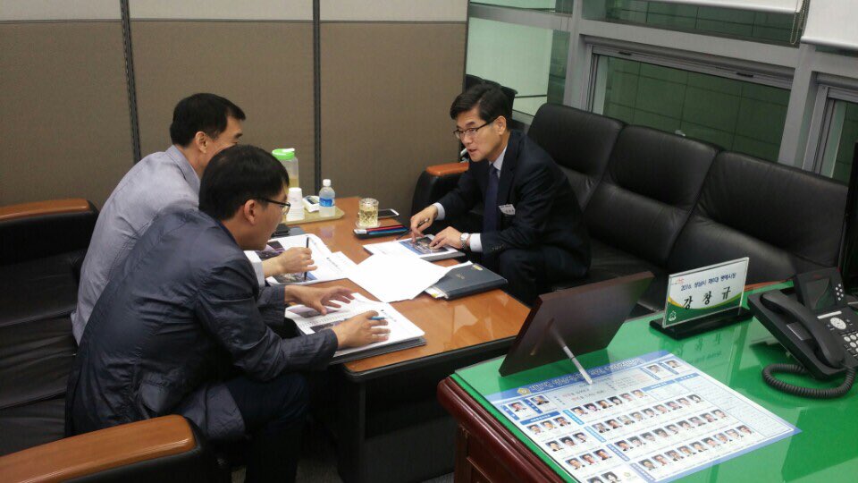 오늘은 제9대 명예시장님께서
성남시의 주요업무 보고를 받고 계십니다.
평소 시정에 관심이 많으셔서
세심하게 업무를 살펴보며,
많은 질문과 답변이 오고갔습니다.

하루가 짧아 아쉽습니다.

#성남시