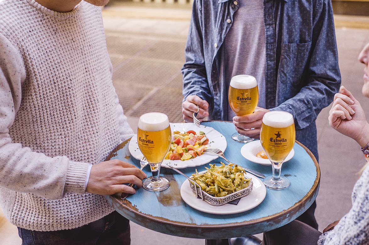 Cervecear's tweet photo. El viernes sólo queda inaugurado cuando esto pasa (Foto @EstrellaDammEs) https://t.co/7FJlrTxmYY
