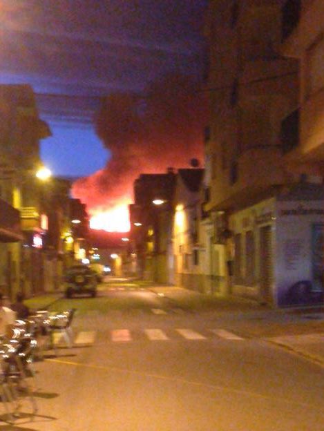 Desoladoras las imágenes que nos enviaban anoche los cazadores de la Canal de Navarrés del incendio que sigue activo