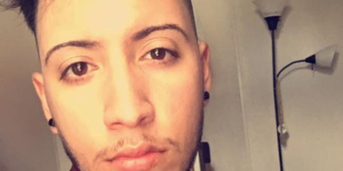 HuffPost's tweet photo. Entire flight comforts Orlando victim's grandmother in the most beautiful way https://t.co/lwMjM7BFl0 https://t.co/w9fGRoFUwB