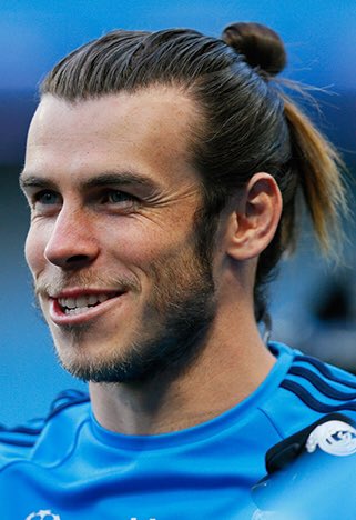 HarryMoore93's tweet photo. Who wore it better? Mulan or @GarethBale11 ? #EURO2016 #ShitKnot https://t.co/WLwAgUFpoK