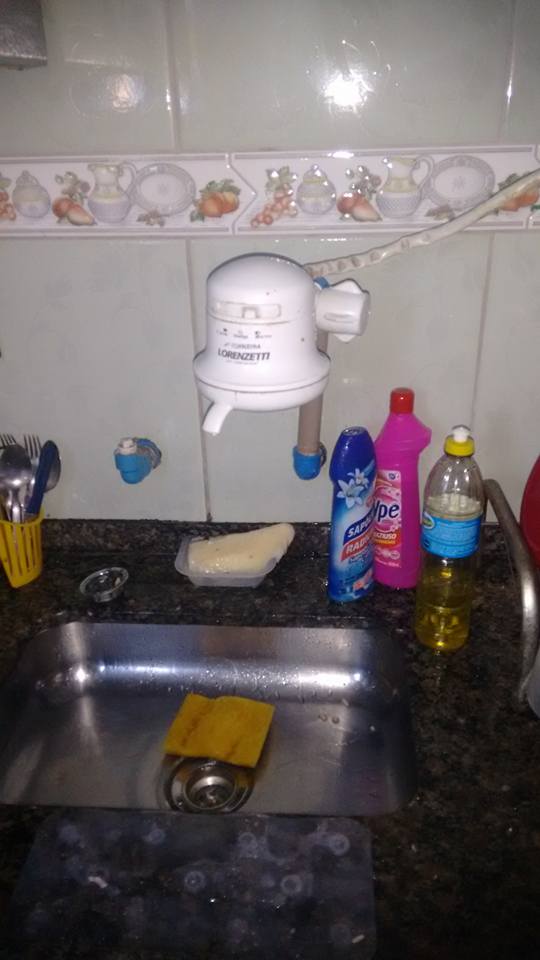 adielneris_'s tweet photo. Pra quem ta lamentando que não quer lavar os pratos pq a agua ta fria , ta ai a solução #QuintaDetremuraSdv https://t.co/fU6kOZT3de