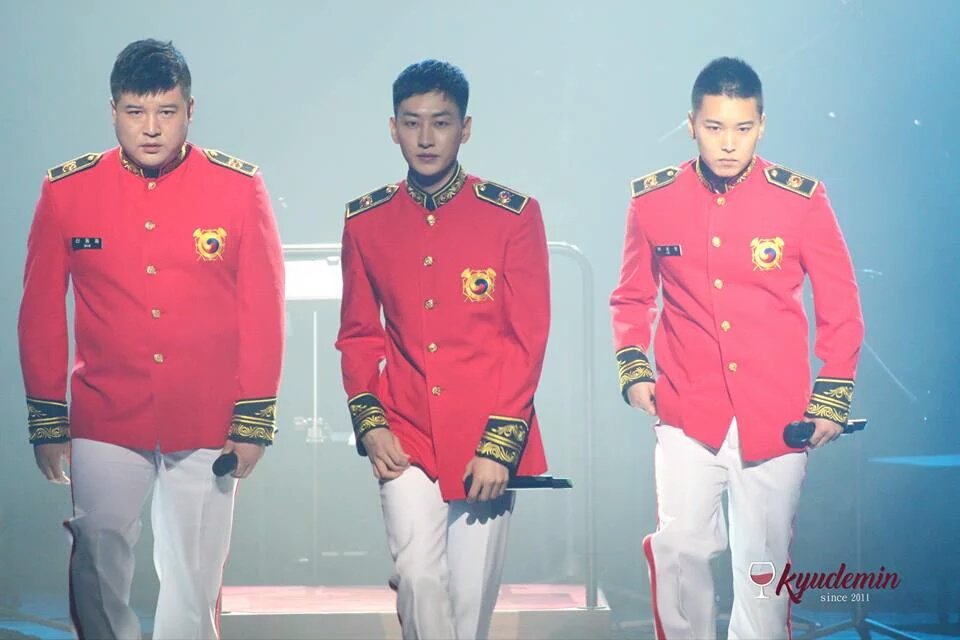 eunhaebuttz's tweet photo. Only 3 members, but look at that intensity. SJ was born to be onstage https://t.co/9jnCWmOZG0