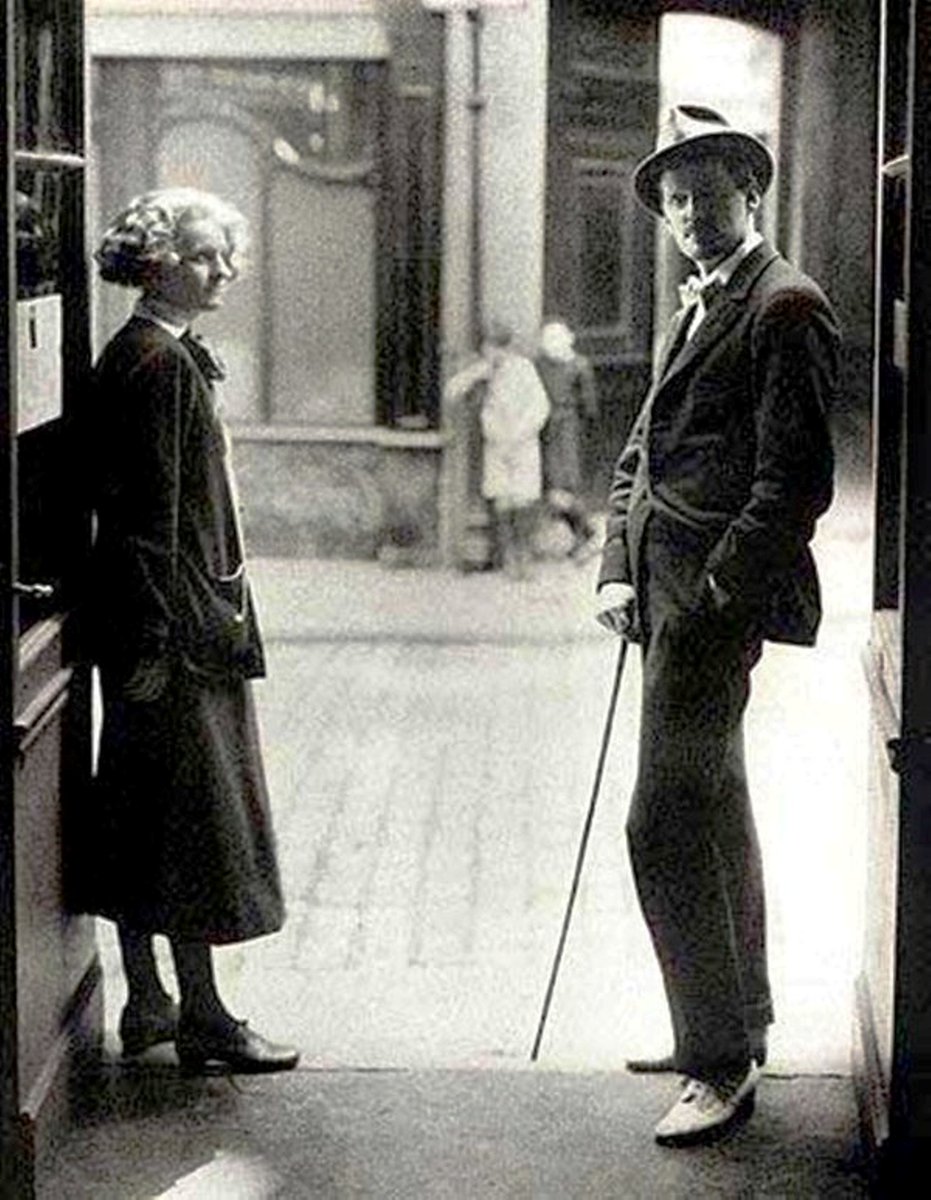 James Joyce e Sylvia Beach Libraia e Editrice della prima edizione dell’Ulysses Foto: Parigi 1920 #Bloomsday