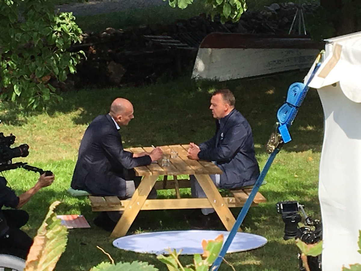Salter_Jeff's tweet photo. Fantastisk at leve i et samfund, hvor statsministeren går omkring blandt alle andre. Det er IKKE en naturlov! #fmdk https://t.co/vm1sV8KesO