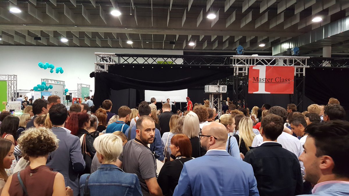 ChickenWingGraz's tweet photo. Oh shit, ist das die Schlange für den Content Marketing Vortrag? 😂🔫 #AintNobodyGotTimeForThat #thinkahead16 https://t.co/uRc517nsbF