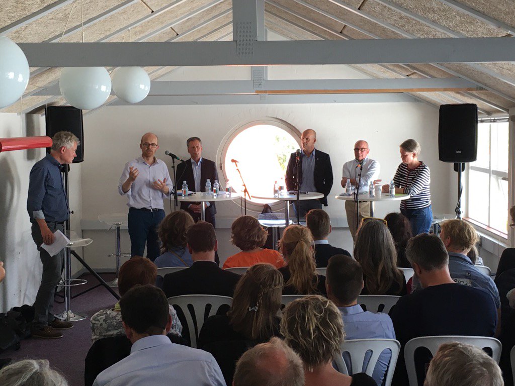 JrgensenCarsten's tweet photo. Præstegaard fra FM i DJØF og Deloittes ledelsesdebat: Kommuner skal gå konstruktivt ind i sammenligninger #fm16 https://t.co/591ZFKSBIv
