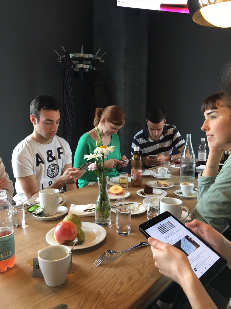 Aber das Zvieri interessiert kaum jemanden - alle online #twittertreffen #cheztoni *ms