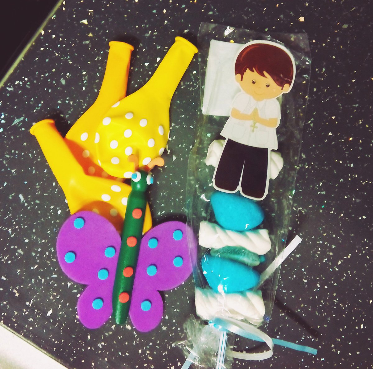 Lauriki_la's tweet photo. "Teacher, te regalo unos globos y unas chuches pq yo cuando estoy triste como chuches y se me quita." https://t.co/kuuUlRdeHe