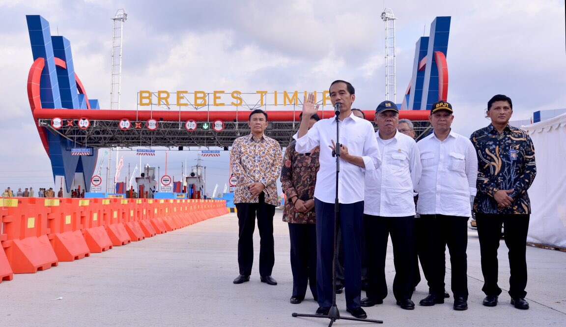 jokowi's tweet photo. Tol Pejagan-Pemalang mulai beroperasi. Pergerakan barang lbh lancar &amp; pemudik lebih cepat smp kampung halaman -Jkw https://t.co/922zdDIrV8