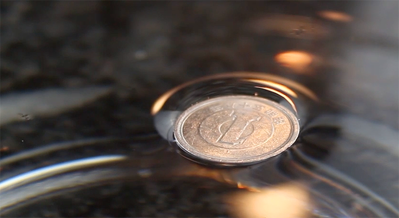 GizmodoES's tweet photo. Cómo lograr que una moneda de metal flote sobre el agua (y por qué lo hace) https://t.co/AI4IQfApoc https://t.co/cCkQuBwi7y