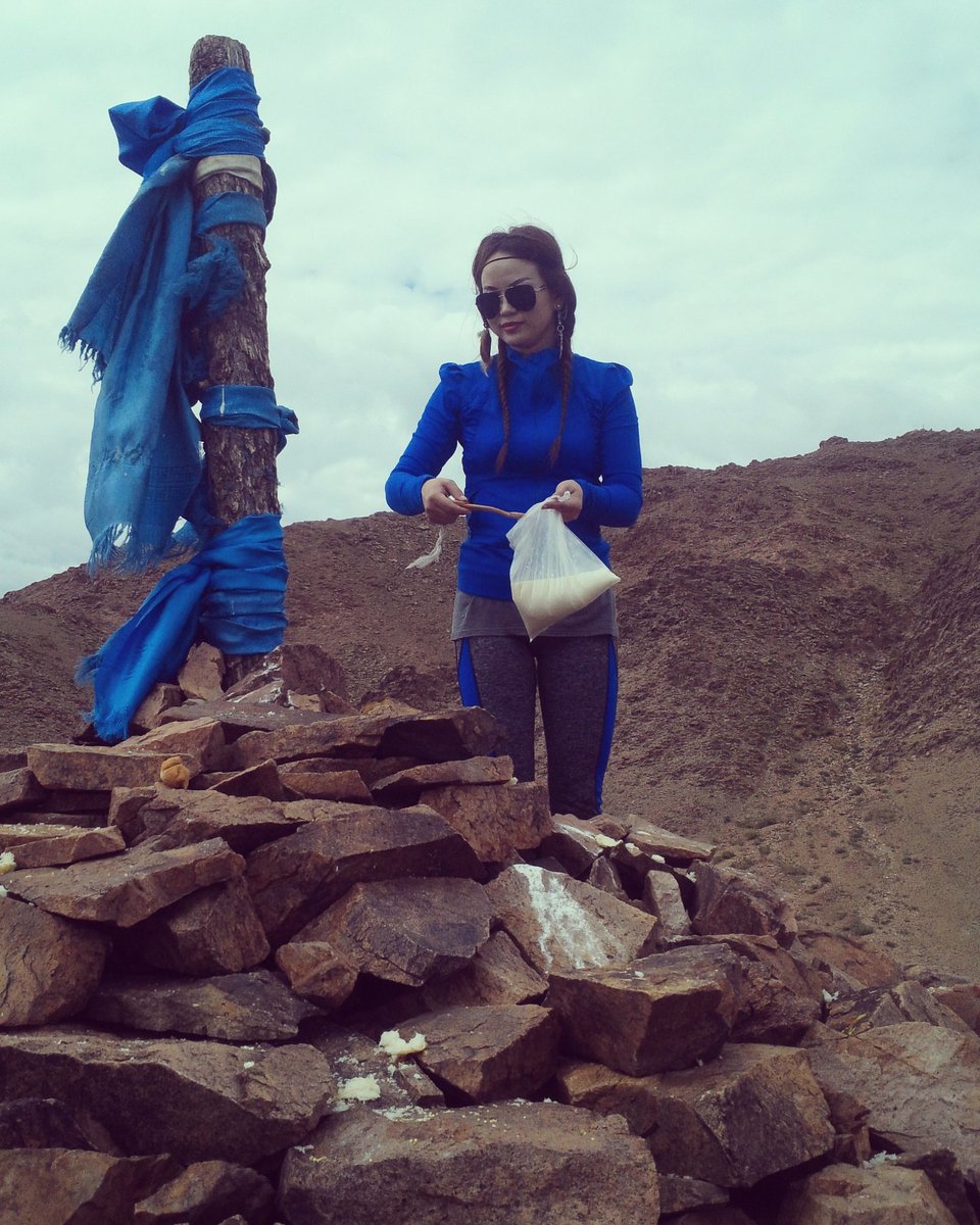 Уул усныхаа овоо хайрханд мөргөмүй...