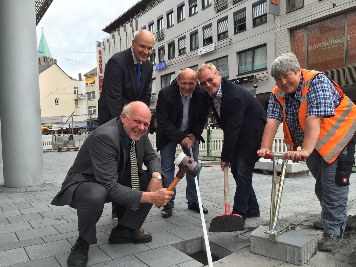 Umgestaltung Untere Königsstr. geht flott voran. Nun Pflasterarbeiten auf Westseite zw. Königspl. & Hedwigstr. (mic) https://t.co/4subriBMlq