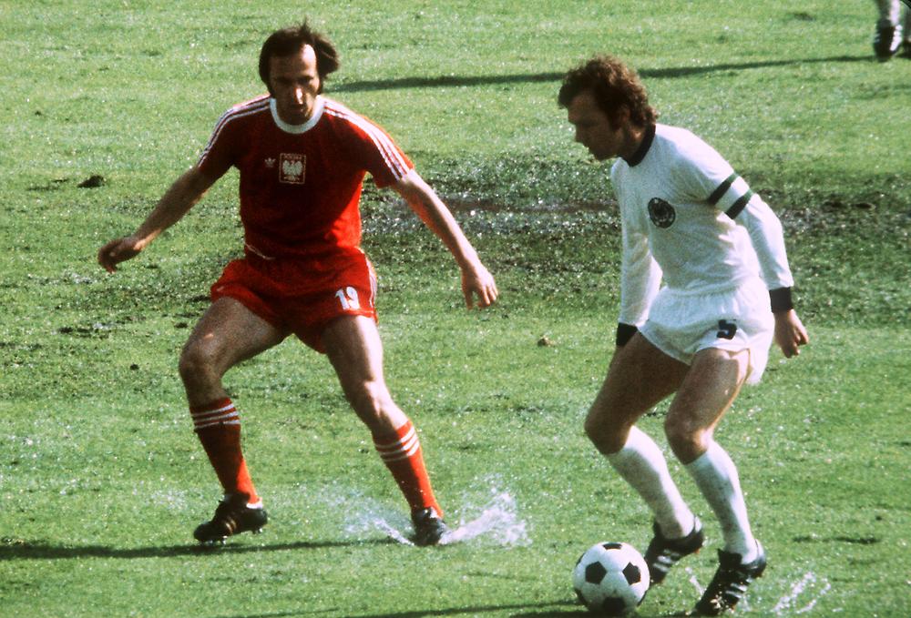 Matches against Poland have never been easy. Legendary, the Water Battle of Frankfurt 74. @DFB_Team give everything