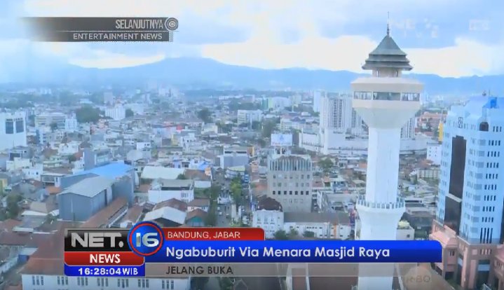 OfficialNETNews's tweet photo. Jelang buka puasa, warga Bandung nikmati panorama kota via menara Masjid Raya. #NET16 https://t.co/PsqnZy2fWH