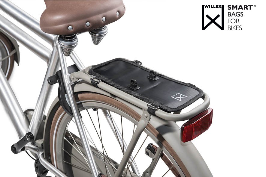 PointedNV's tweet photo. De #fiets mét fietstas achterop de #auto deze #vakantie? Iedere dubbele #fietstas is snel afneembaar! #Willex #zomer https://t.co/yz9p5eyOjC