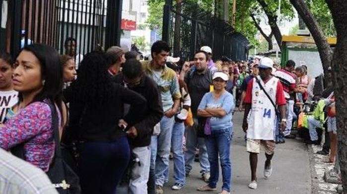 CaraotaDigital's tweet photo. AFP: Escasez saca la peor cara de los venezolanos https://t.co/cuCVzytVgZ https://t.co/MNfOXNcXzp